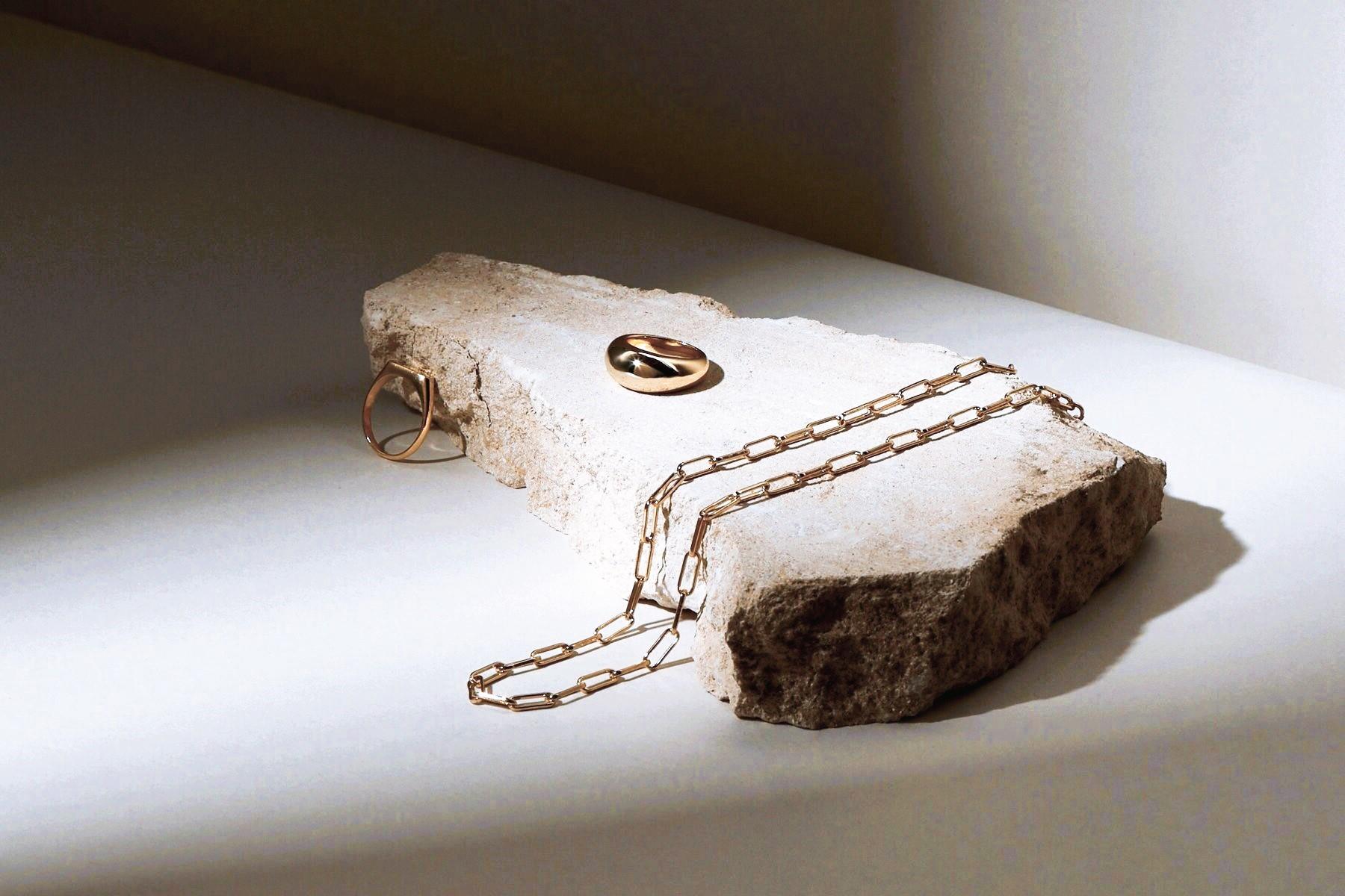 Miradorr caratage — rings and chain on stone